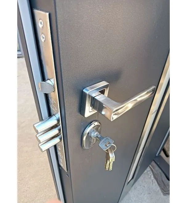 Dettaglio serratura e maniglia